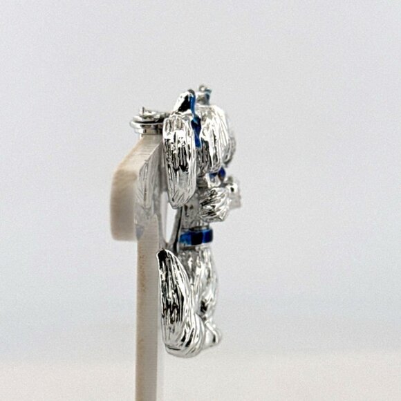 Vintage Silver Tone Dog Brooch Blue Glass Eyes & Enamel Bows Estate 12.6g Pin - Picture 2 of 8